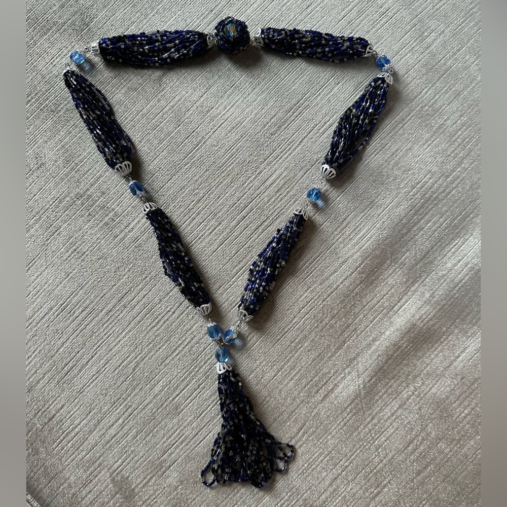 1950s VINTAGE IRIDESCENT GLASS BEAD TASSEL NECKLACE BLUE & SILVER OS